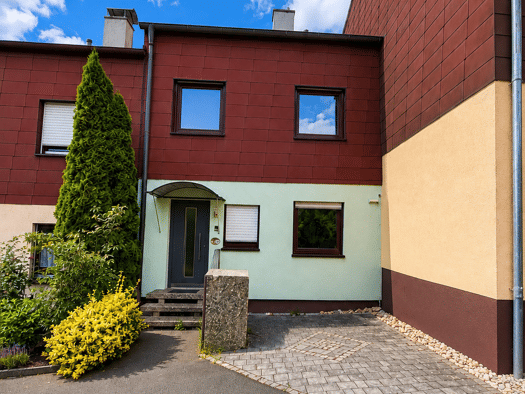 Reihenmittelhaus zum Kauf 309.900 € 5 Zimmer 118 m² 167 m² Grundstück frei ab sofort Pressather Straße 42 Weiden Weiden in der Oberpfalz 92637