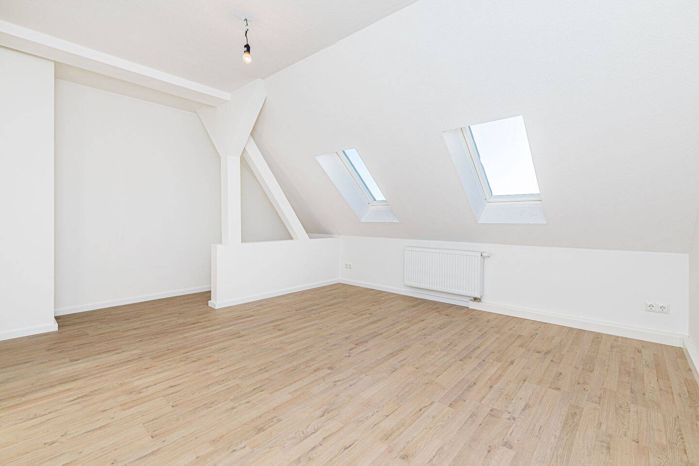 Hoch hinaus: Helle 2-Zimmer-Dachgeschosswohnung - sofort bezugsfertig – Mockauer Straße 18, 4357 Leipzig – Bild 1 von 15