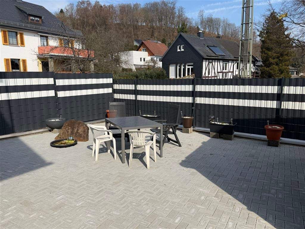 Immobilie in Burbach - Burbach OT! Großzügiges Wohnhaus in gutem Zustand, 3 Garagen, plus kleiner Halle! - Bild 3