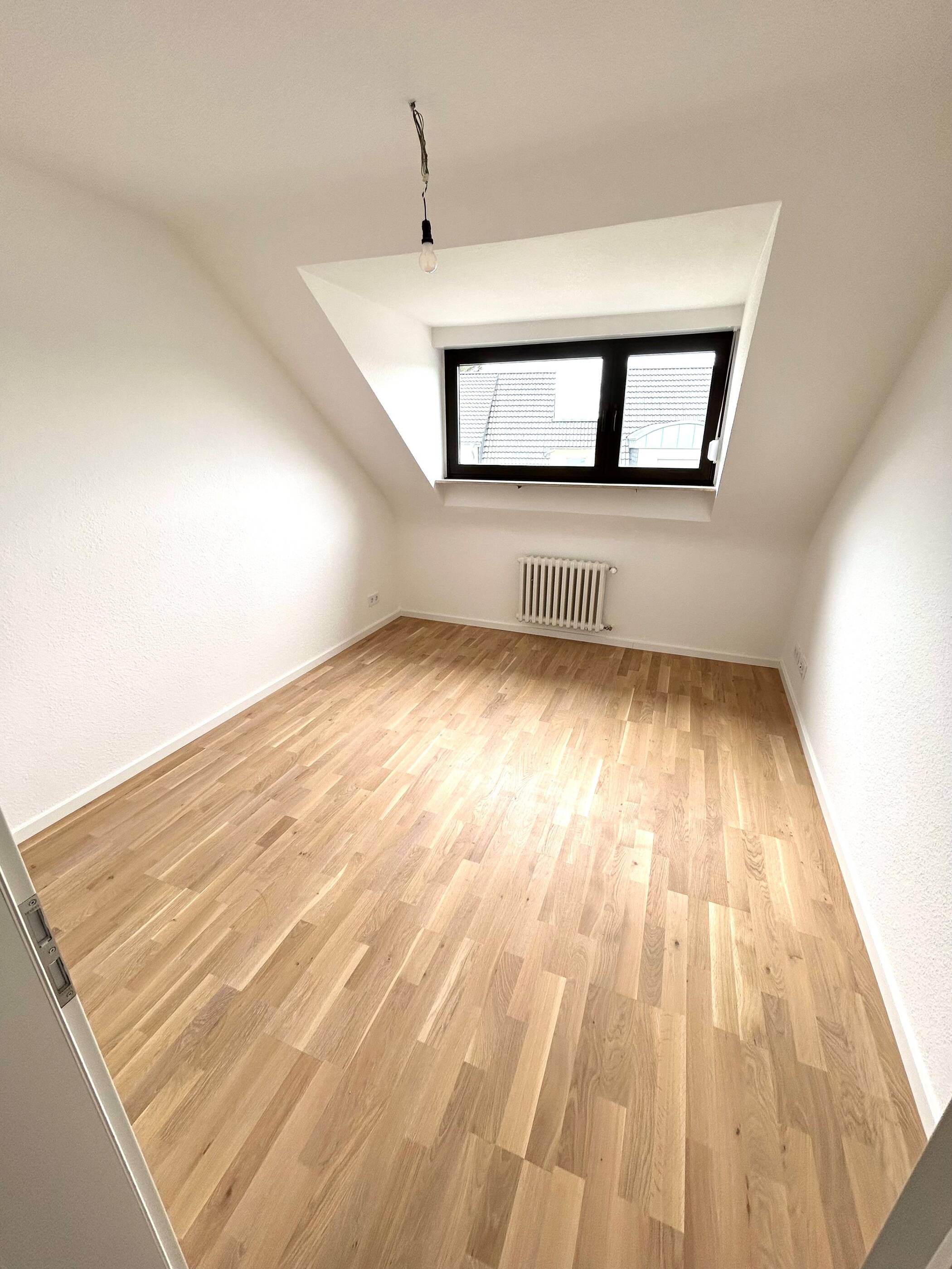 Erstbezug nach Renovierung! Helle DG Wohnung mit Balkon und Garage in Trier-Ruwer! – Trier – Vorschaubild 4