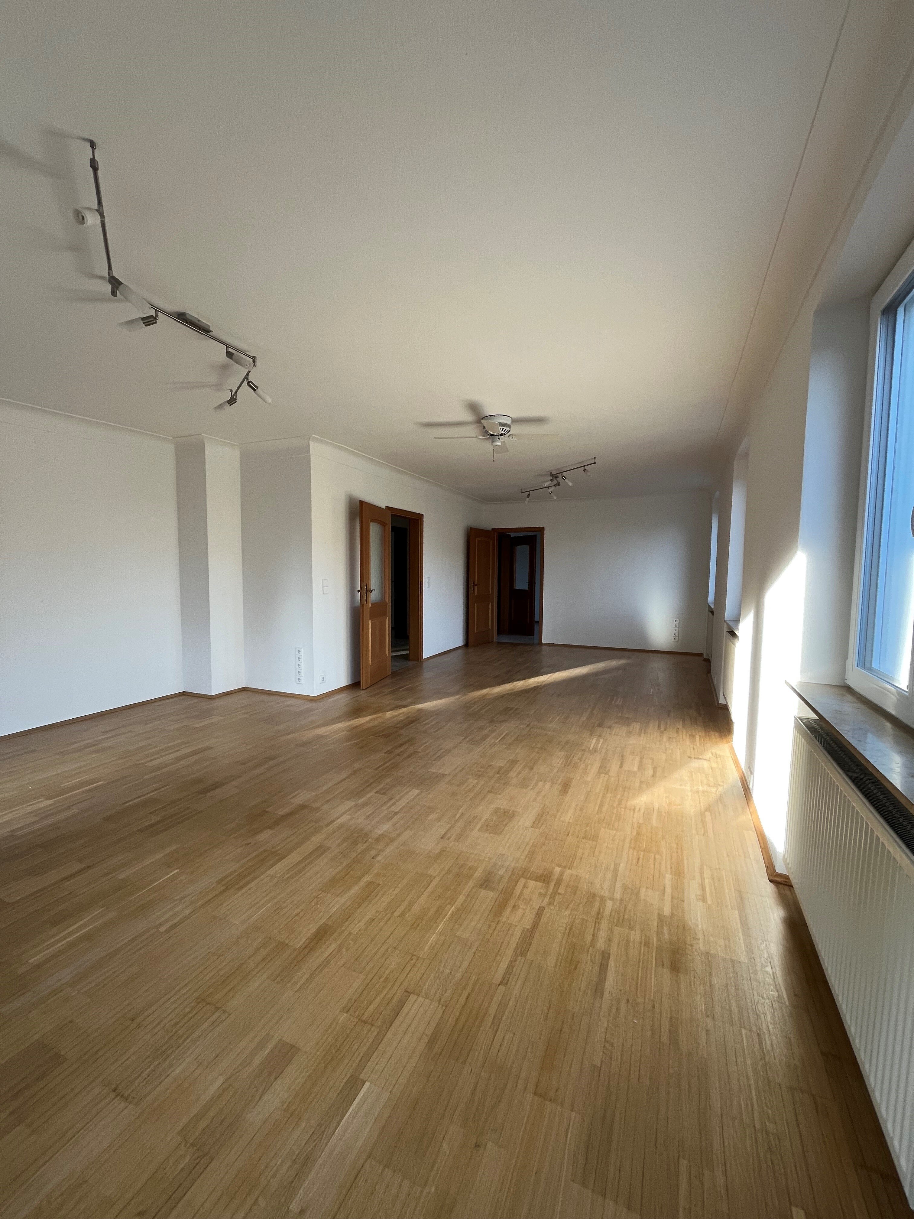 Wohnung zur Miete 1.150 € 9 Zimmer 145 m²<br/>Wohnfläche ab sofort<br/>Verfügbarkeit Adenauerstraße 7 Eßfeld Giebelstadt 97232