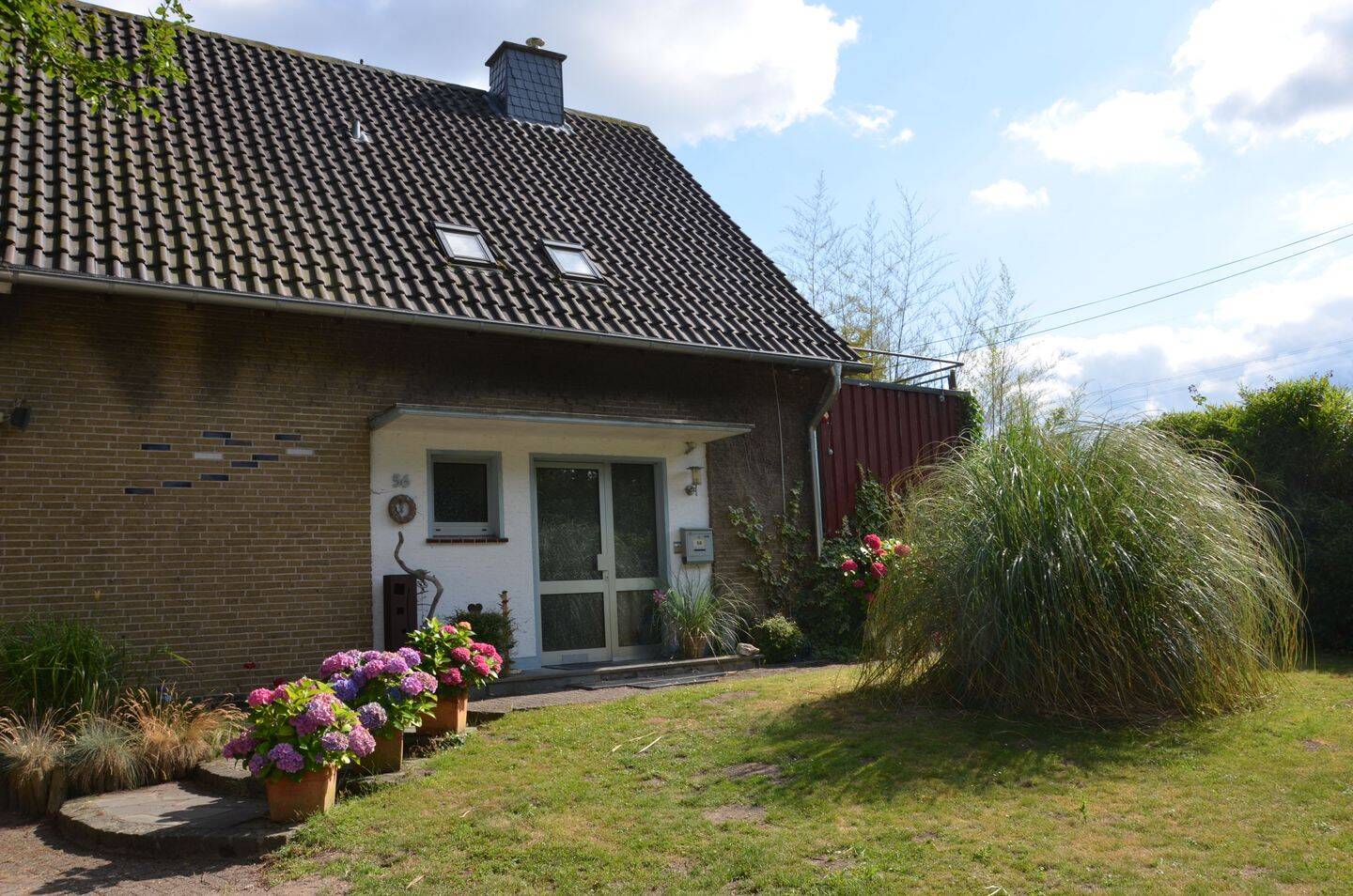 Teilrenoviertes Einfamilienhaus mit Wintergarten und weitläufigem Garten in Randlage von Moers – Moers – Bild 1 von 20