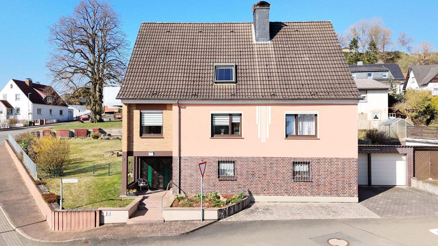 Immobilie in Zierenberg - Gepflegtes 1-2 Fam. Haus, neuwertige Heizung, div. Renovierungen, Garten, Doppel-Garage, Terrasse, Balkon, HESSENGELD - Bild 1
