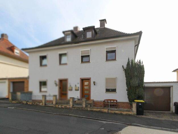 Doppelhaushälfte zum Kauf 249.000 € 7 Zimmer 133 m² 593 m² Grundstück Bad Hersfeld 36251