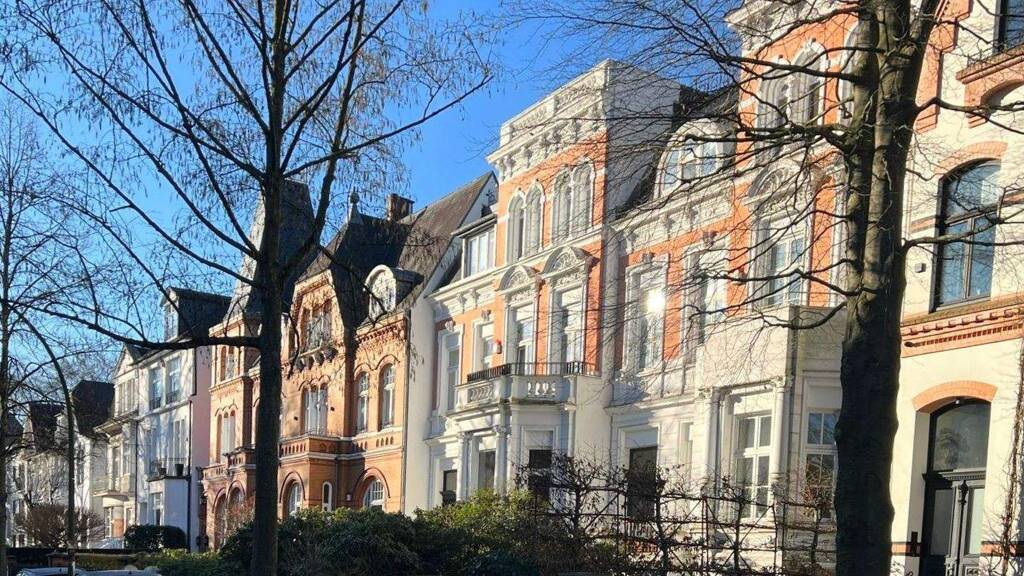 Adresslage Penthouse mit großer SW-Terrasse in einer Stadtvilla – nur 3 Gehminuten zur Alster