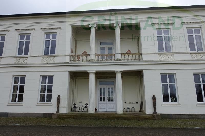 Schloss zum Kauf 1.500.000 € 35 Zimmer 2.500 m²<br/>Wohnfläche 24.535 m²<br/>Grundstück Karow Plau am See 19395