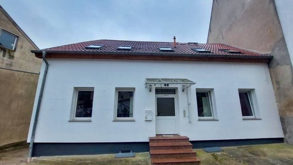 Einfamilienhaus zum Kauf 225.000 € 5 Zimmer 176 m² 146 m² Grundstück Frankfurt 15232