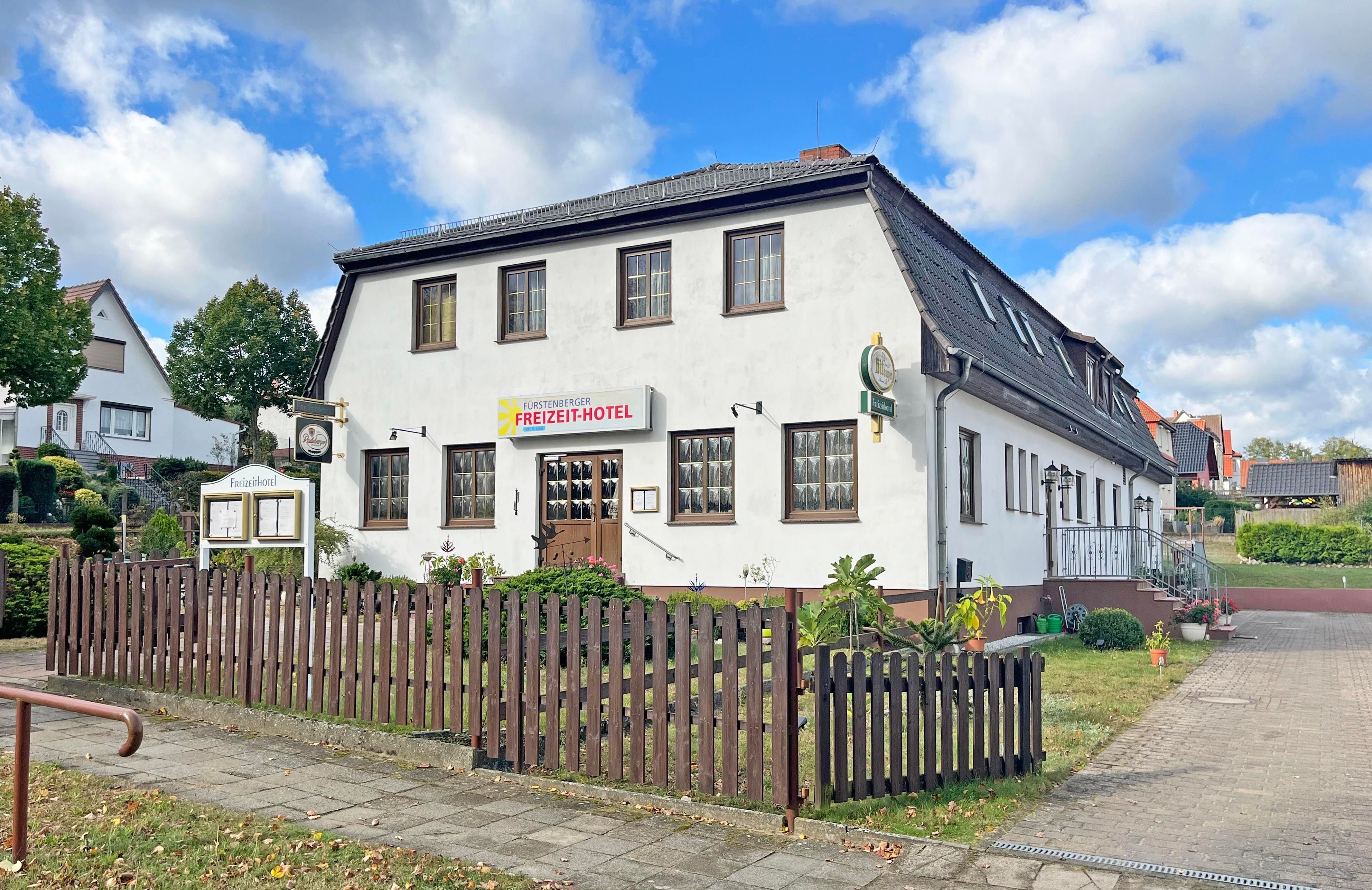 Hotel zum Kauf 999.000 € 12 Zimmer 300 m²<br/>Gastrofläche 1.495 m²<br/>Grundstück Fürstenberg/Havel Fürstenberg/Havel 16798