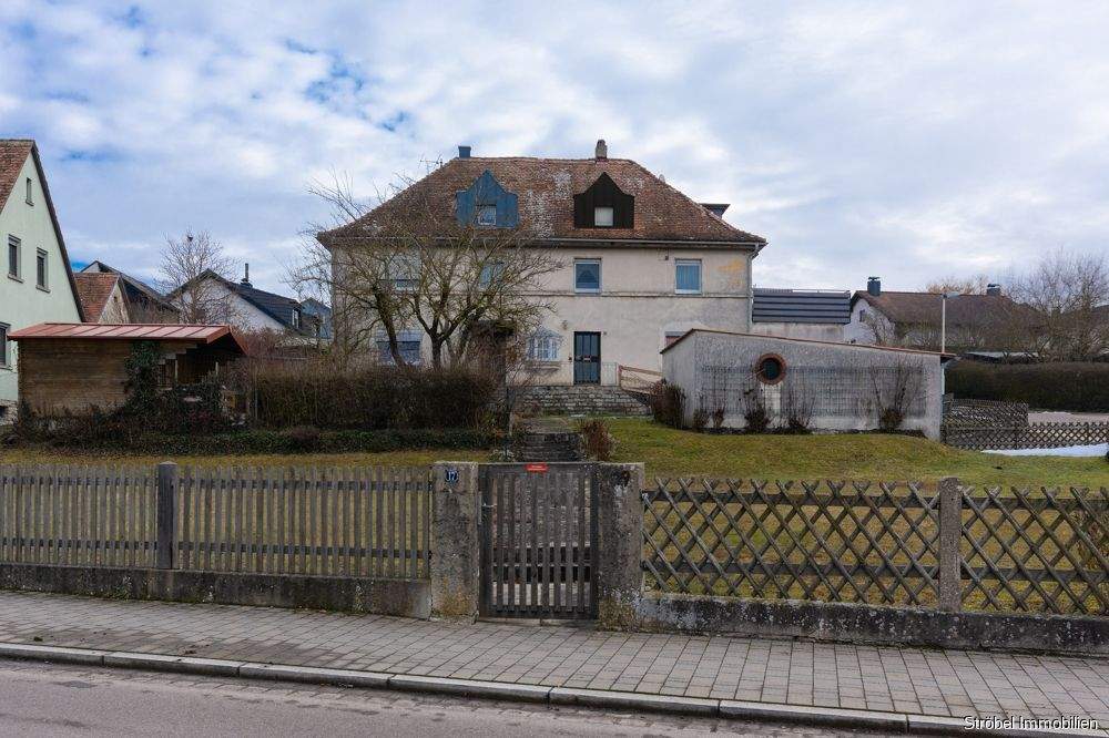 Immobilie in Uffenheim - großzügige Doppelhaushälfte mit viel Potenzial und Grundstück zu verkaufen - renovierungsbedürfig - Bild 0