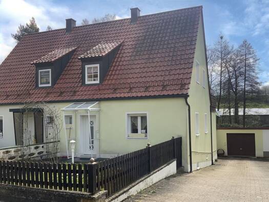 Doppelhaushälfte zum Kauf 136.000 € 6 Zimmer 110 m² 359 m² Grundstück Kemnath 95478