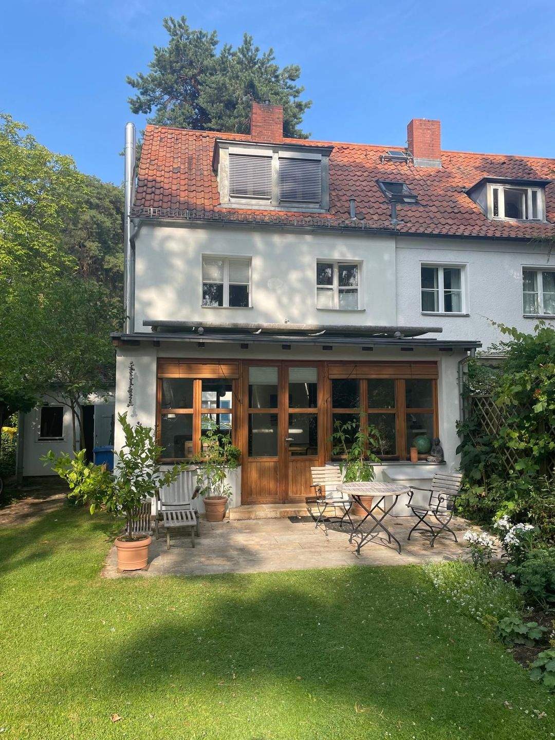Genießen Sie die Wintermonate am Kamin und den Frühling im Garten