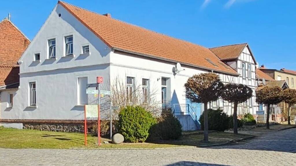 Bauernhaus zum Kauf 195.000 € 1 Zimmer 300 m² 3.957 m² Grundstück frei ab sofort Schleußer Dorfstraße Schleuß Tangerhütte 39517