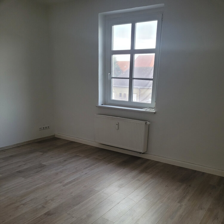 Wohnung zur Miete 737 € 4 Zimmer 134 m²<br/>Wohnfläche 1.<br/>Geschoss Wesselinger Straße 2 Leuna Leuna 06237