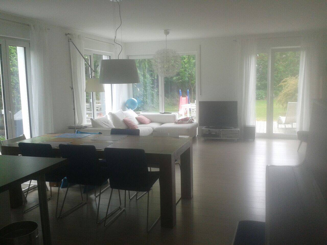Moderne DHH, grün und sehr zentral gelegen