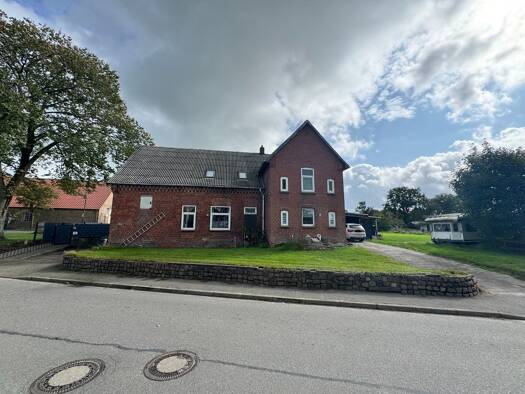 Mehrfamilienhaus zum Kauf 75.000 € 8 Zimmer 288 m² 731 m² Grundstück frei ab sofort Eiderstraße 7 Erfde 24803