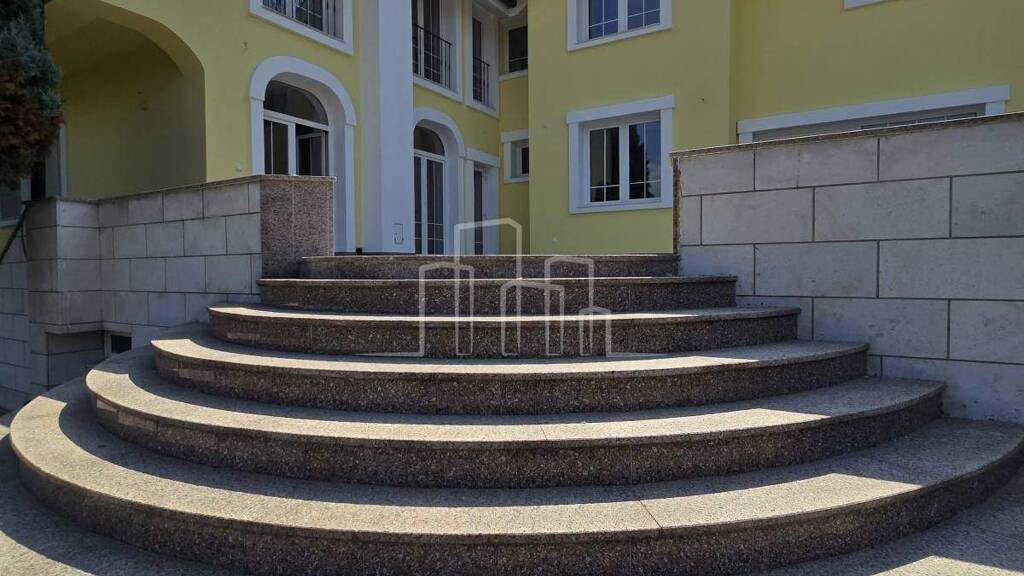 Einfamilienhaus zur Miete 10 Zimmer 2.500 m² Grundstück Sarajevo 71000