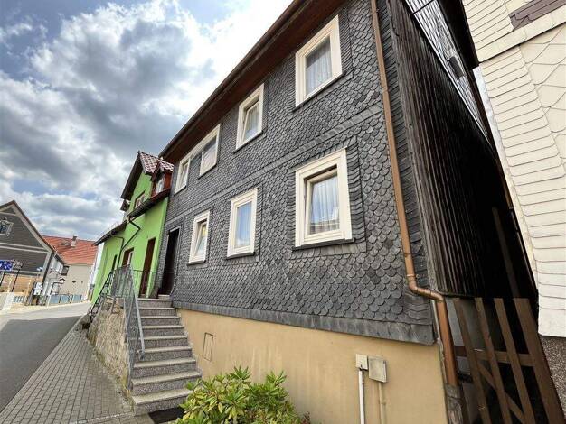 Doppelhaushälfte zum Kauf 89.000 € 5 Zimmer 112 m² 412 m² Grundstück frei ab sofort Lindenplatz 10 Unterpörlitz 98693