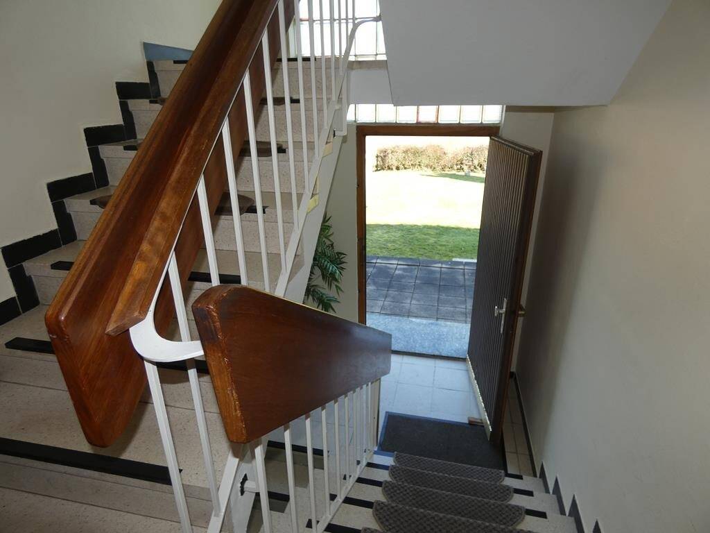 Immobilie in Auerbach in der Oberpfalz - Attraktives Zweifamilienhaus mit Garagen, Photovoltaik und soliden Mieteinnahmen - Bild 1