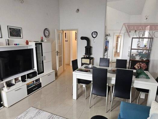 Mehrfamilienhaus zum Kauf 650.000 € 9 Zimmer 200 m² Omiš 21310