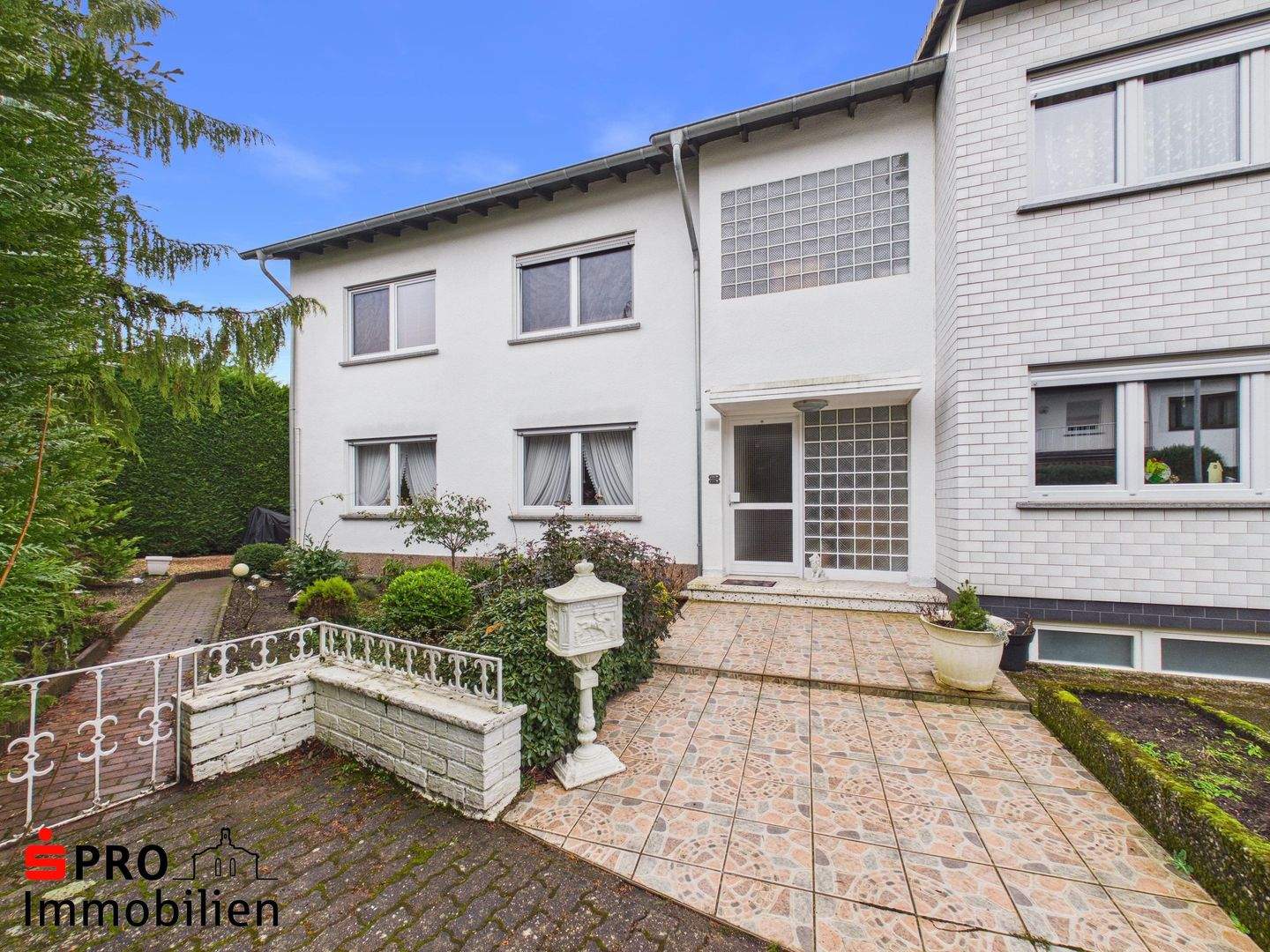 Zweifamilienhaus mit Garten und Garage in Fraulautern!