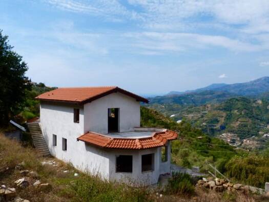 Einfamilienhaus zum Kauf 220.000 € 260 m² 1.000 m² Grundstück Soldano 18036