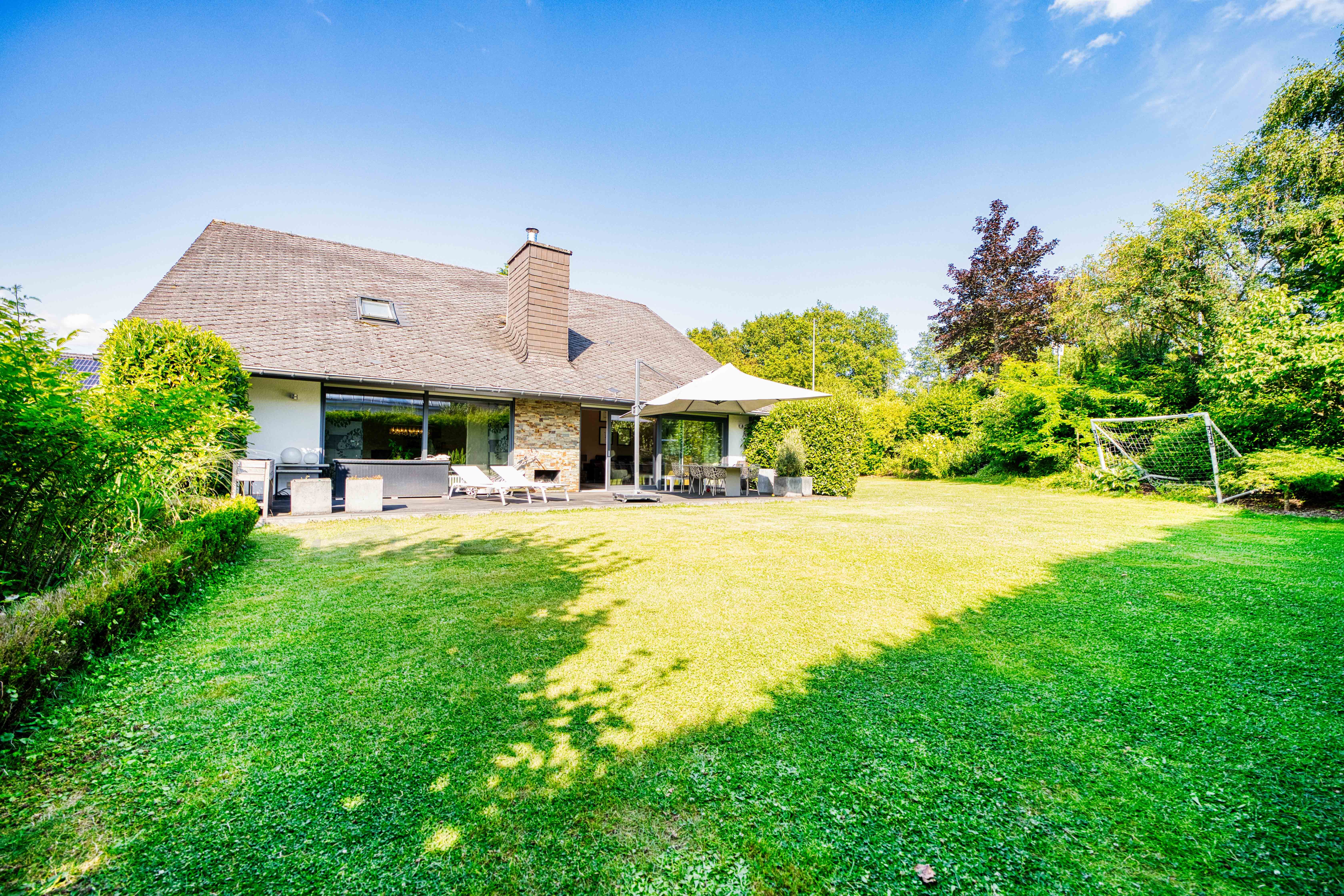 Villa zum Kauf 1.098.000 € 6 Zimmer 270 m²<br/>Wohnfläche 796 m²<br/>Grundstück 01.10.2024<br/>Verfügbarkeit Neu-Heiligkreuz 5 Trier 54295