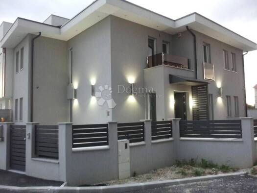 Haus zur Miete 3.300 € 6 Zimmer 323 m² Blato, Novi Zagreb - Zapad Blato