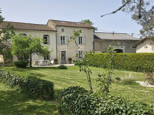 Haus zum Kauf 375.000 € 300 m² 6.433 m² Grundstück Bunzac 16110