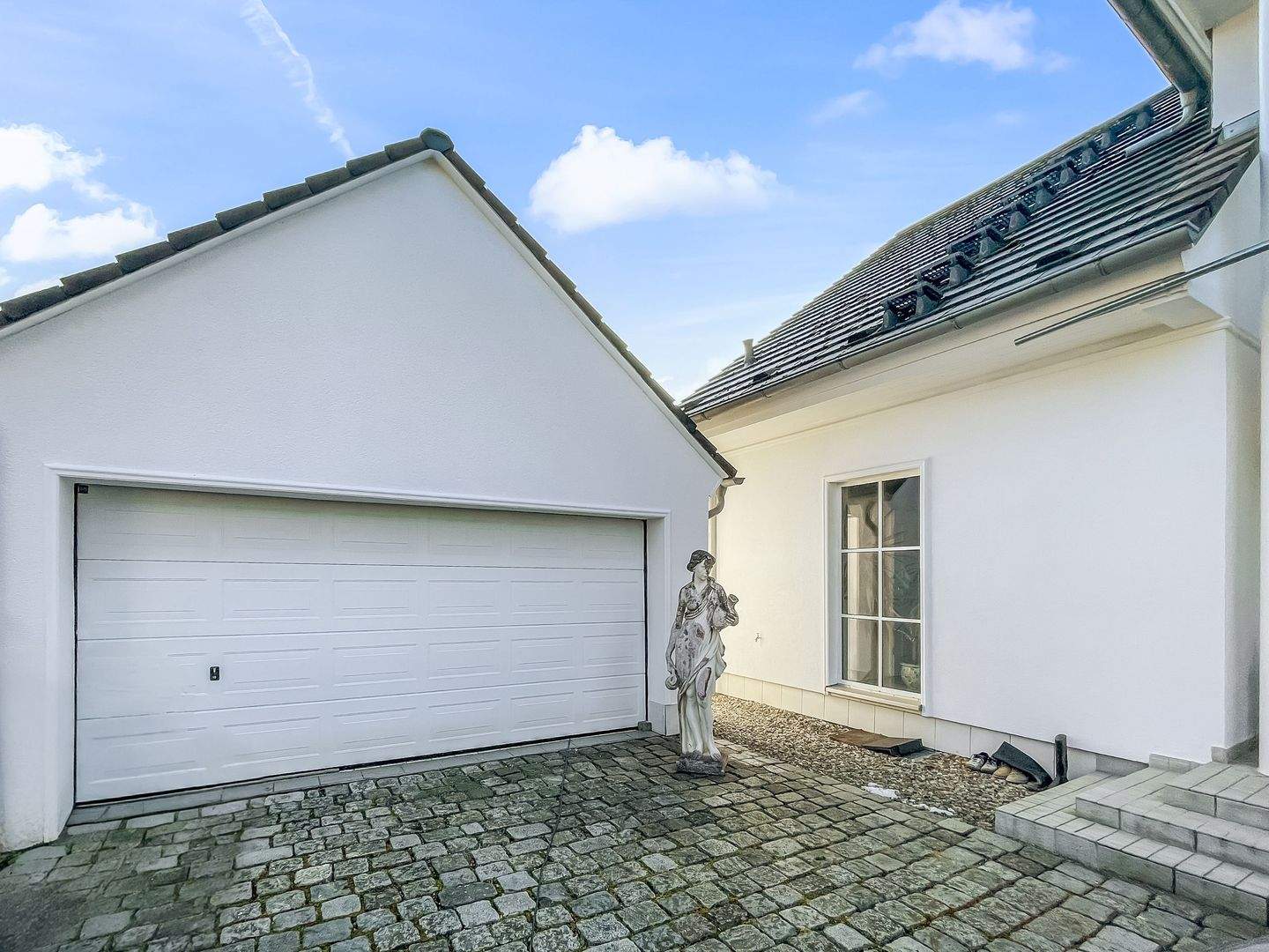 Immobilie in Theres - Freistehendes Einfamilienhaus – hochwertig ausgestattet mit großem Garten, Balkonen und Sauna Attraktive Wohnlage in Horhausen 97539 Theres  - Bild 4