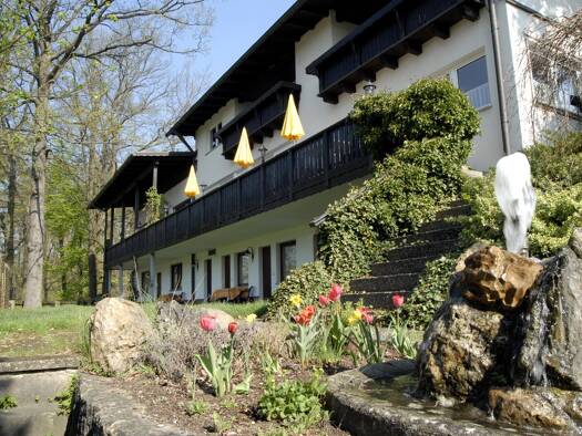 Hotel zum Kauf 880.000 € 20 Zimmer 30 Betten 500 m² Gastrofläche 3.600 m² Grundstück Bergstraße 2 Weiherhammer Weiherhammer 92729
