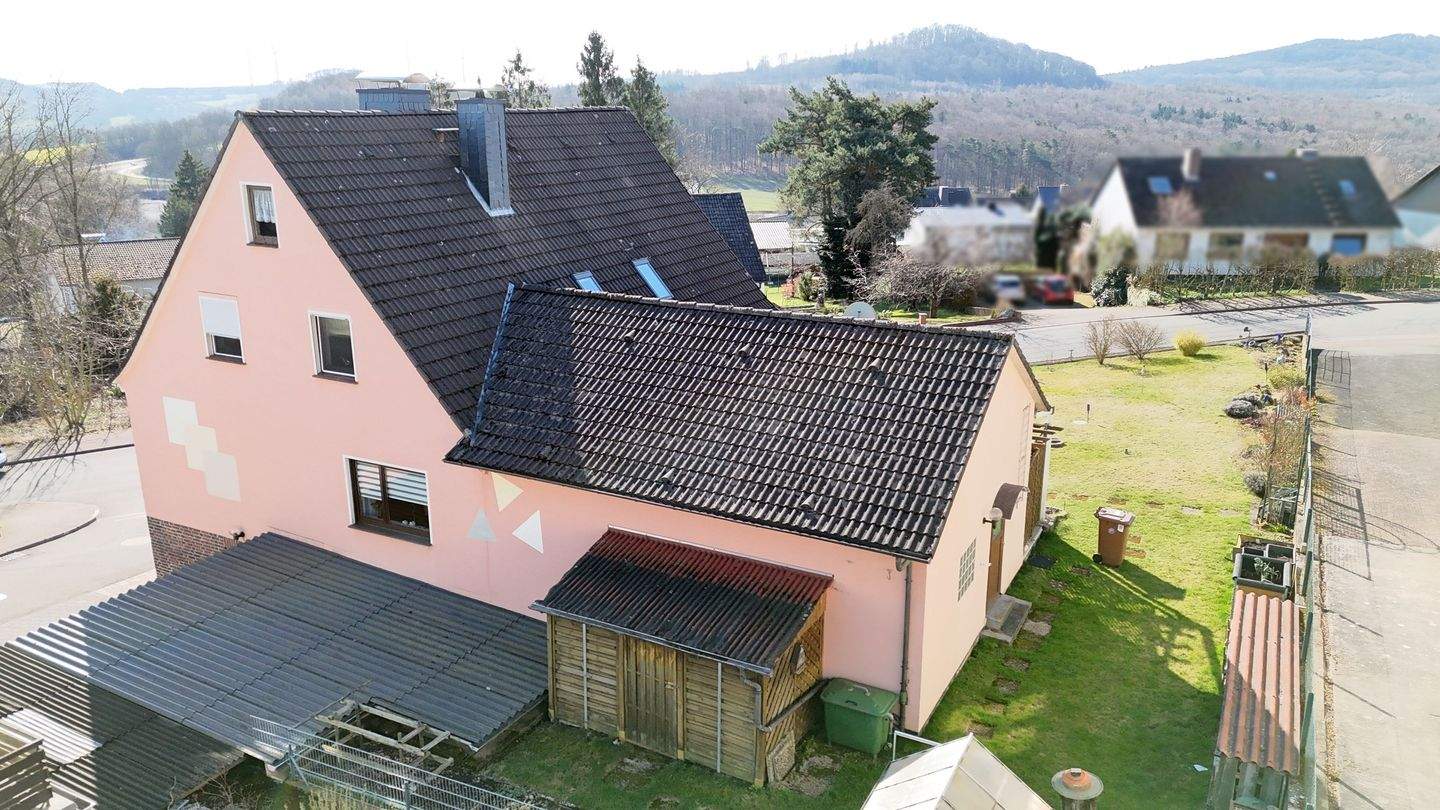 Immobilie in Zierenberg - Gepflegtes 1-2 Fam. Haus, neuwertige Heizung, div. Renovierungen, Garten, Doppel-Garage, Terrasse, Balkon, HESSENGELD - Bild 2