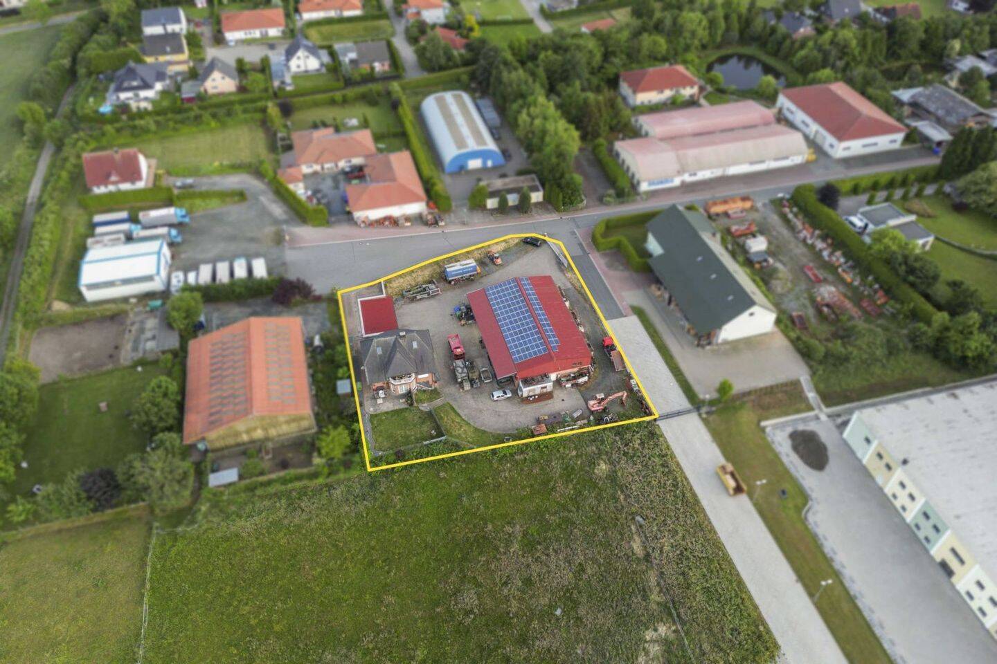 Immobilie in Lutter am Barenberge - Wohnen und Arbeiten: EFH mit Büro, Garagen, Garten und großer Halle. Gesamt: 654m² - Bild 3