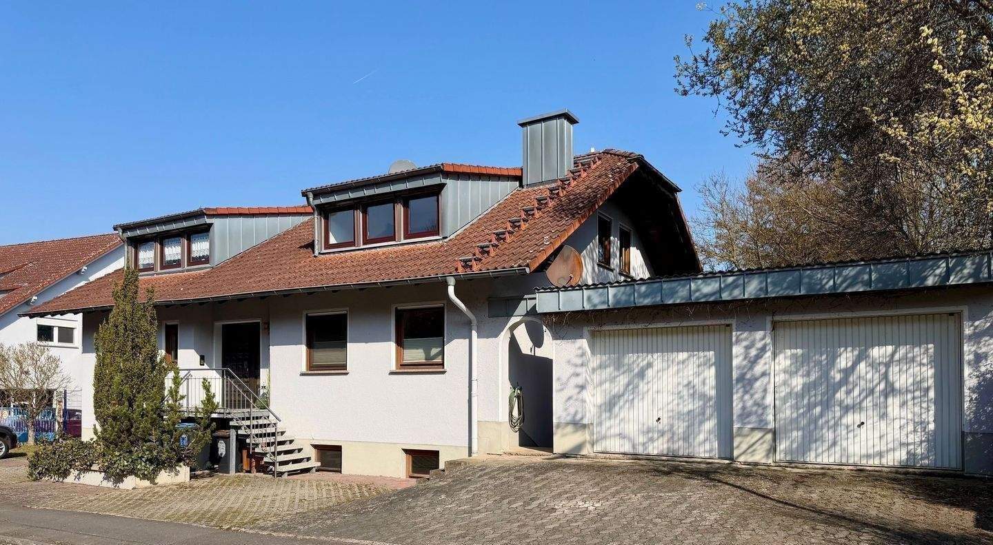 Immobilie in Großenlüder - Großzügiges Dreifamilienhaus,  ideal für Mehrgenerationen oder Kapitalanleger - Bild 0