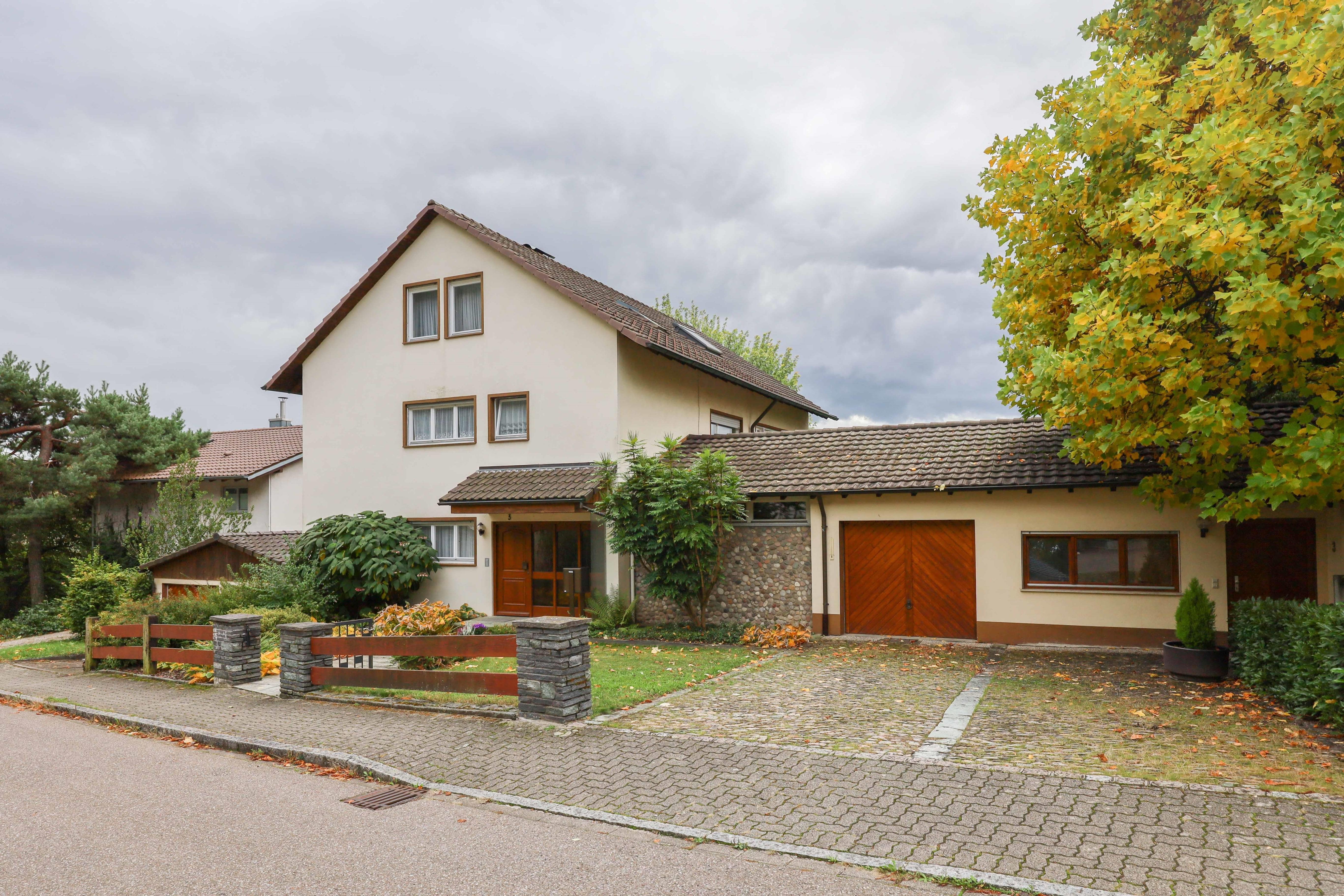 Mehrfamilienhaus zum Kauf 789.000 € 12,5 Zimmer 320 m²<br/>Wohnfläche 1.229 m²<br/>Grundstück ab sofort<br/>Verfügbarkeit Wyhlen Grenzach-Wyhlen 79639