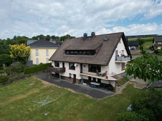 Mehrfamilienhaus zum Kauf als Kapitalanlage geeignet 330.000 € 7,5 Zimmer 221 m² 1.348 m² Grundstück Sinspert Reichshof 51580