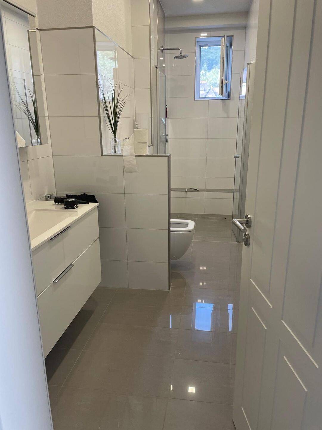 Immobilie in Dillenburg - 3- FH mit Garage, überdachtem Freisitz, Terrasse, Balkon und schönem Garten in zentraler  und doch ruhiger Wohnlage von Dillenburg - Bild 4