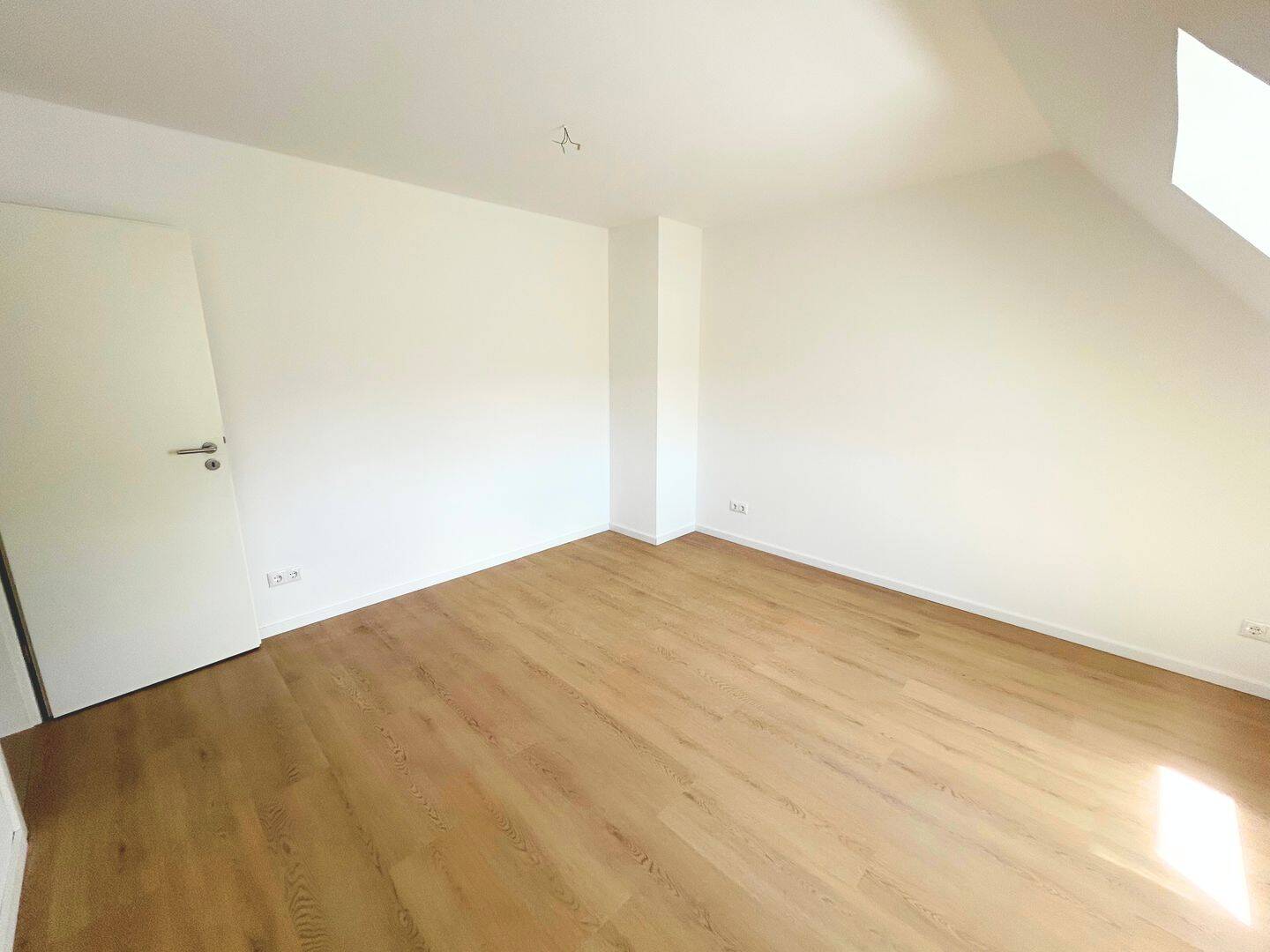 Attraktive 3-Zimmer-Dachgeschosswohnung in Kassel- frisch saniert – Huttenstr. 1, 34117 Kassel – Vorschaubild 7