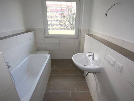 Wohnung zur Miete 637 € 4 Zimmer 102,8 m² 3. Geschoss frei ab 01.12.2026 Saalfelder Straße 21 Lusan Gera 07549