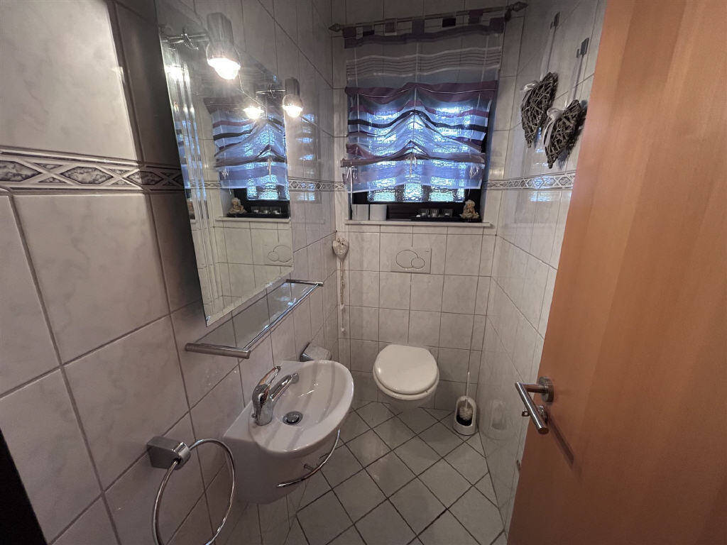 Immobilie in Hude (Oldenburg) - Zeitlose Architektur: Lichtdurchfluteter Bungalow-Klassiker mit viel Stauraum. - Bild 3