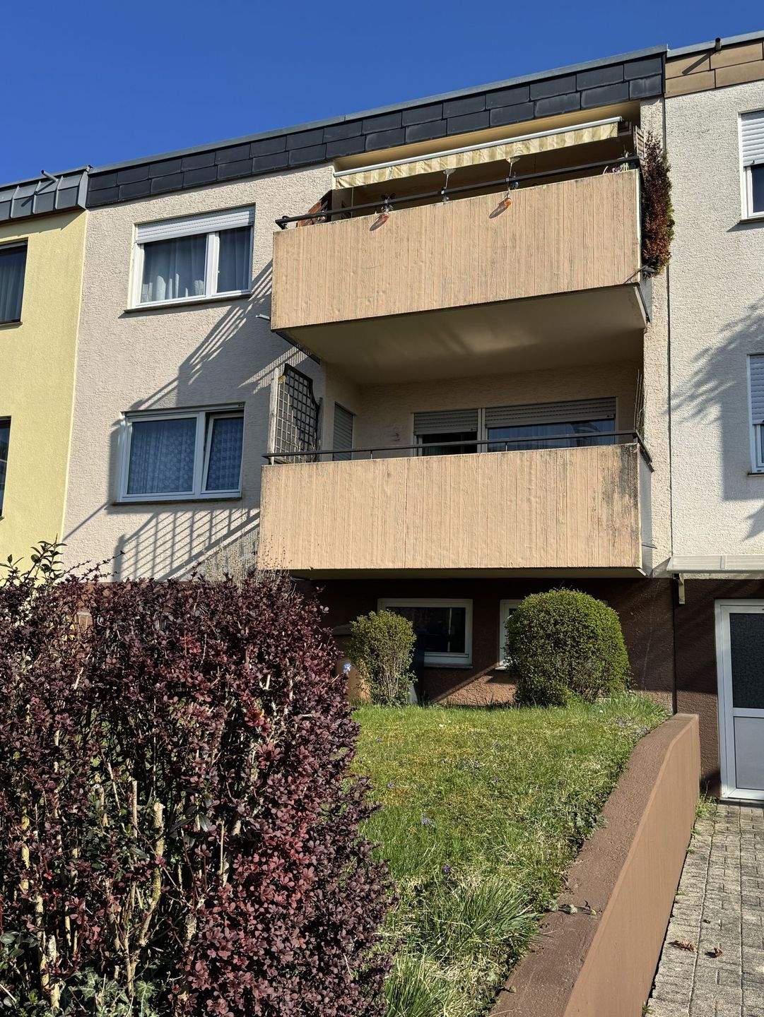 Immobilie in Remseck am Neckar - Vielseitiges Zweifamilienhaus: 2 Wohnungen, Balkon & flexible Nutzungsmöglichkeiten - Bild 2
