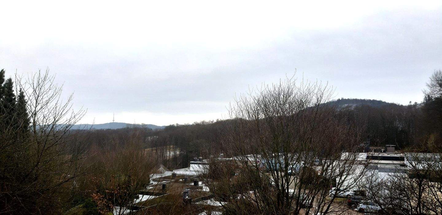 Immobilie in Bielefeld - Großzügige Eigentumswohnung im 4. OG mit Fahrstuhl, Balkon und traumhaftem Blick über den Teutoburger Wald  - 5 ZKB, Gäste-WC, Balkon und Garage   - Bild 1