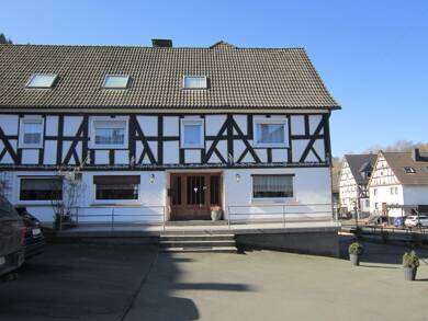 Bauernhaus zum Kauf 280.000 € 20 Zimmer 500 m² 1.449 m² Grundstück frei ab sofort Peteweg 1 Girkhausen Bad 57319