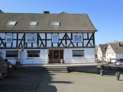 Bauernhaus zum Kauf 259.000 € 20 Zimmer 500 m² 1.449 m² Grundstück frei ab sofort Peteweg 1 Girkhausen Bad Berleburg 57319