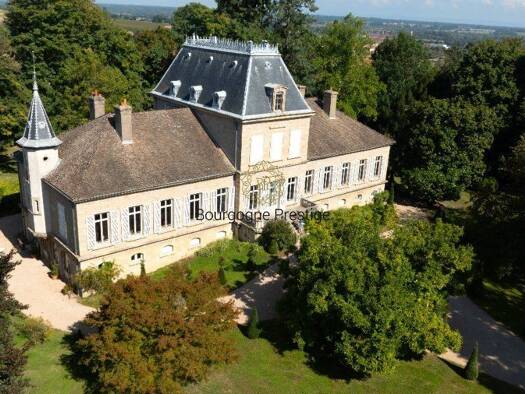 Haus zum Kauf 1.550.000 € 578 m² 30.532 m² Grundstück Centre Ville Mâcon 71000