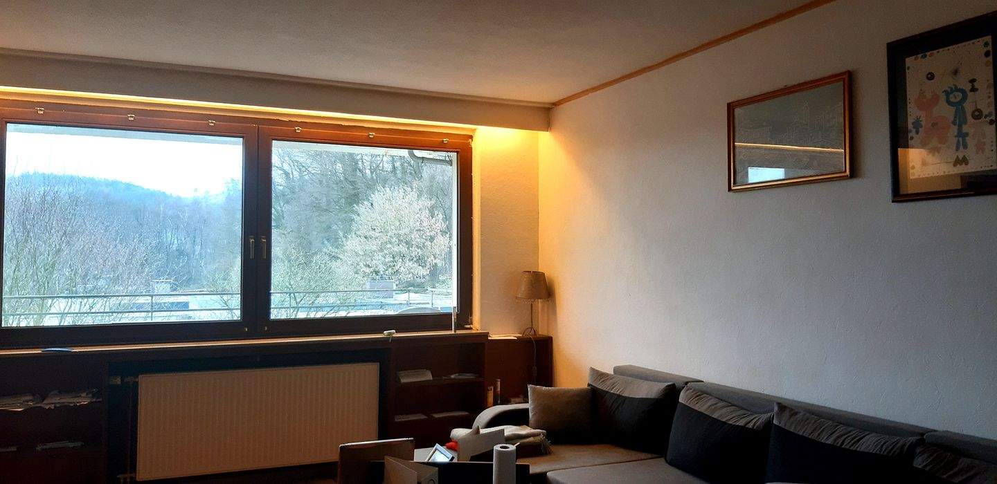 Immobilie in Bielefeld - Großzügige Eigentumswohnung im 4. OG mit Fahrstuhl, Balkon und traumhaftem Blick über den Teutoburger Wald  - 5 ZKB, Gäste-WC, Balkon und Garage   - Bild 2