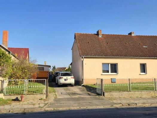 Doppelhaushälfte zum Kauf 120.000 € 154 m² 2.277 m² Grundstück frei ab sofort Oderberger Chaussee 8 Neuenhagen Bad Freienwalde (Oder) 16259