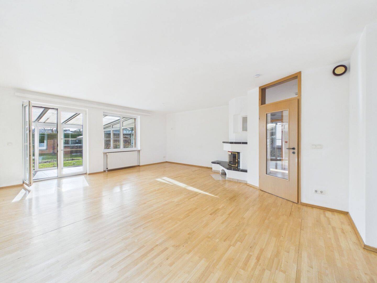 Immobilie in Wismar - Flexibles Zweifamilienhaus mit Doppelgarage und vielseitigem Untergeschoss - Bild 2