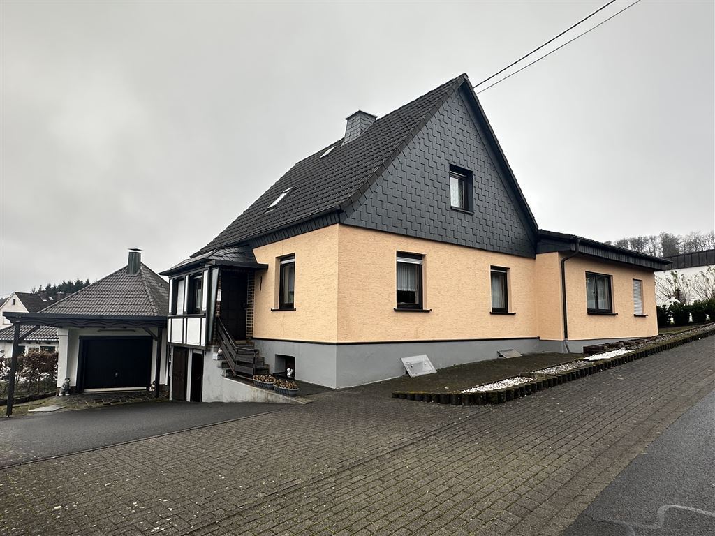 Einfamilienhaus zum Kauf 167.000 € 5 Zimmer 125 m²<br/>Wohnfläche 600 m²<br/>Grundstück ab sofort<br/>Verfügbarkeit Langenhahn , Westerw 56459