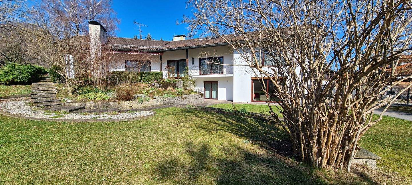 Immobilie in Aschau im Chiemgau - Geräumiges Familienhaus mit Balkon und zwei Terrassen in Aschau im Chiemgau - Bild 0