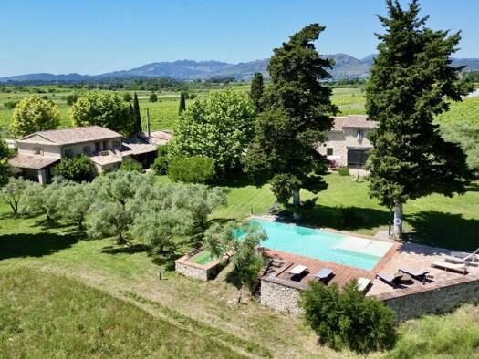 Schloss zum Kauf 3.339.000 € 450 m² 160.000 m² Grundstück Crillon-le-Brave 84410